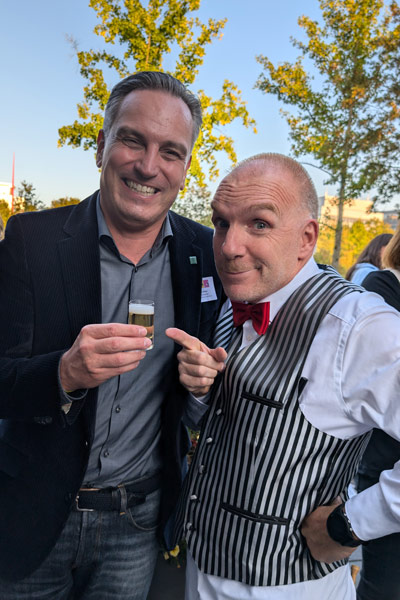 Der Spaßkellner serviert ein (kleines) Bier.